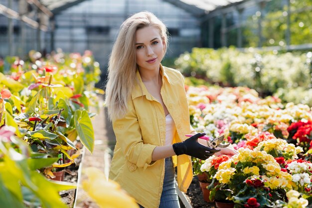 Zorgt de portret mooie vrouw voor bloemen