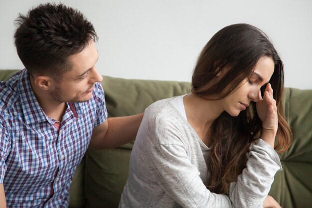 Zorgzame echtgenoot die zich verontschuldigend huilend boos vrouw excuseert omdat ze verkeerd was