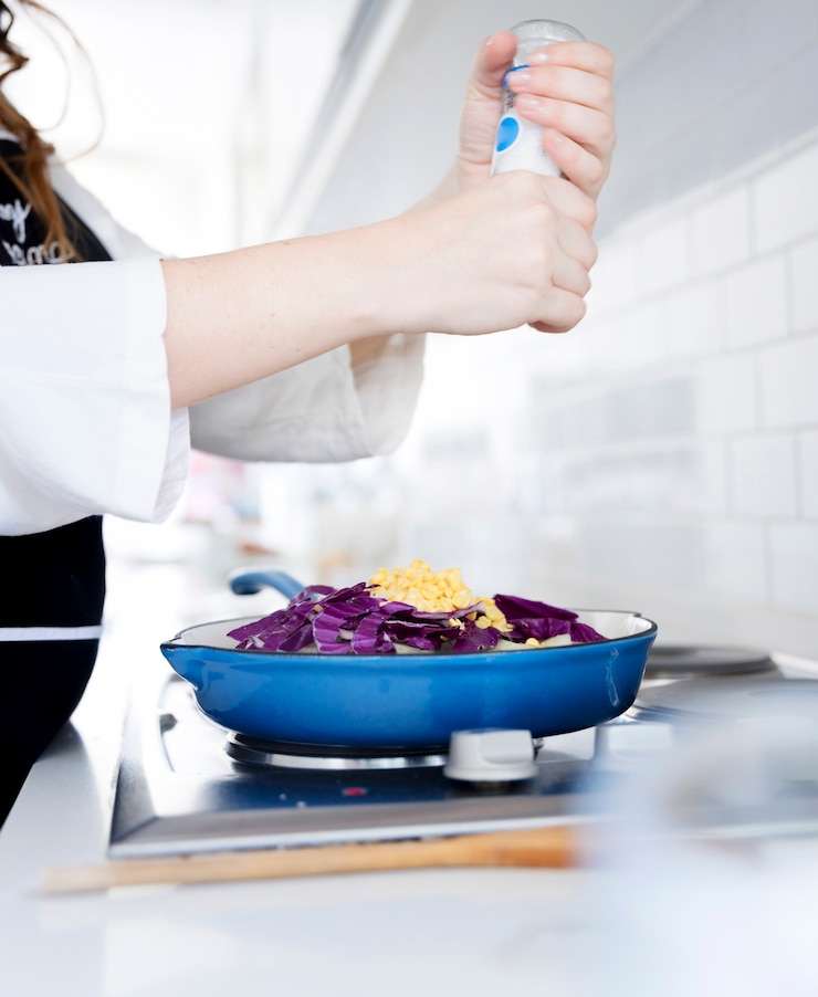 Gratis Foto zout op braadpan serveren