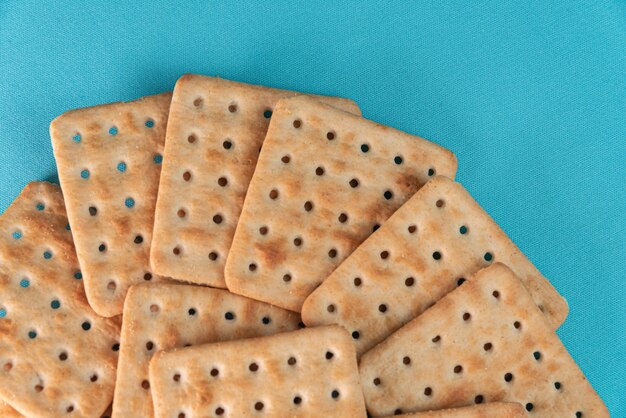 Zoutcrackers op de blauwe achtergrond