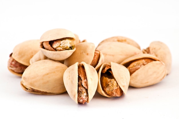 Zoute noten van geroosterde pistache op geïsoleerde achtergrond