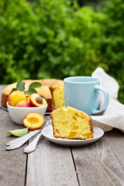 Zure roomcake met nectarines