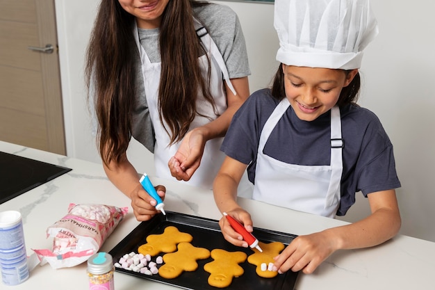 Zusters koken in de keuken met hun vader