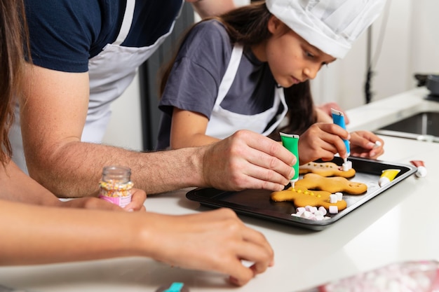 Zusters koken in de keuken met hun vader