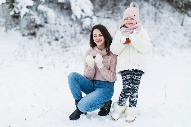 Gratis foto zusters met thee in de natuur