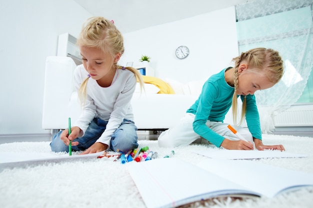 Zusters zittend op de vloer schilderij