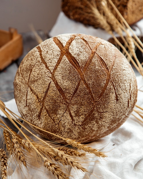 zuurdesembrood met tarwe op tafel