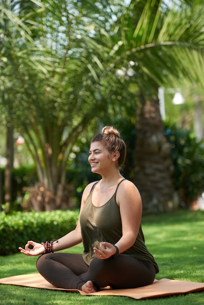 Zwaarlijvige vrouw beoefenen van yoga