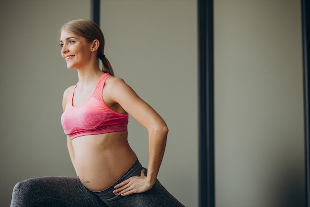 Zwangere vrouw die op een klasse van pilates uitoefent