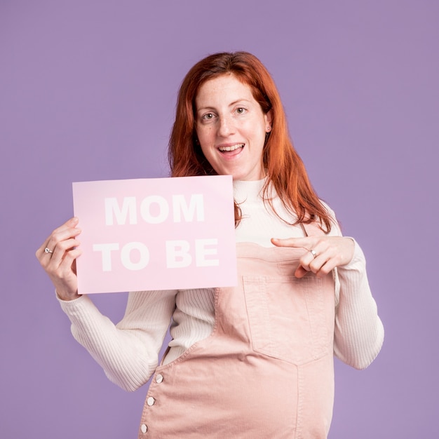 Zwangere vrouw die op papier met mamma richt om bericht te zijn