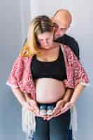 Gratis foto zwangere vrouw en echtgenoot met babyschoenen
