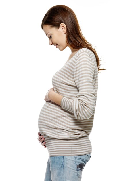 Gratis foto zwangere vrouw in vrijetijdskleding