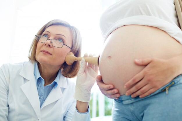 Zwangere vrouw met een examen