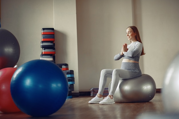 Zwangere vrouw training in een sportschool