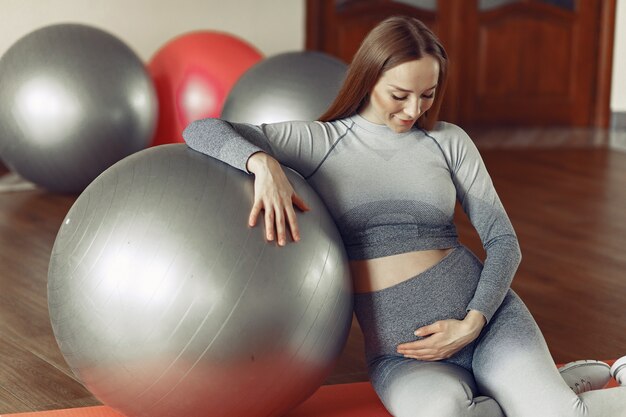 Zwangere vrouw training in een sportschool