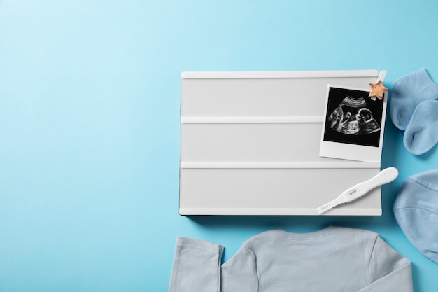 Gratis foto zwangerschapsaankondiging bovenaanzicht met babyartikelen