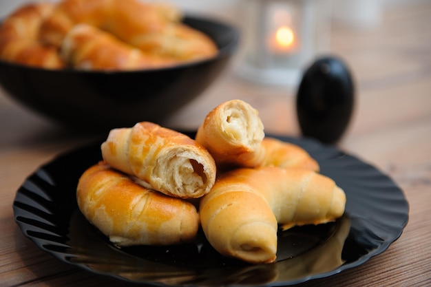 Zwart bord met croissants