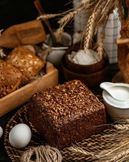 Gratis foto zwart brood bedekt met zaden