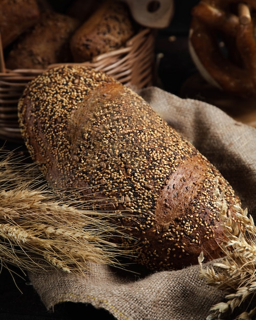 Zwart brood op de tafel