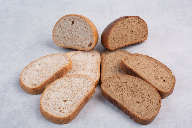 Zwart en roggebrood sneetjes op stenen oppervlak