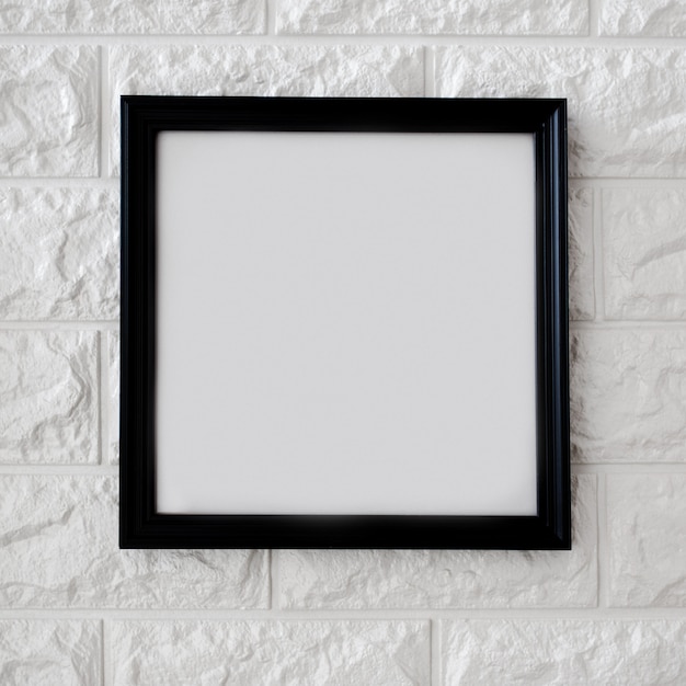 Zwart frame op witte bakstenen muur