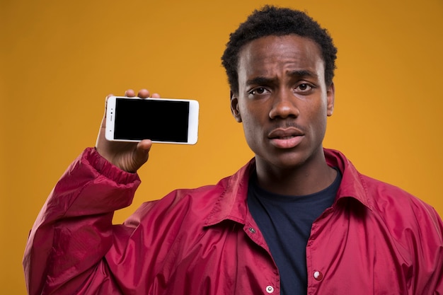 Zwart model poseren met smartphone