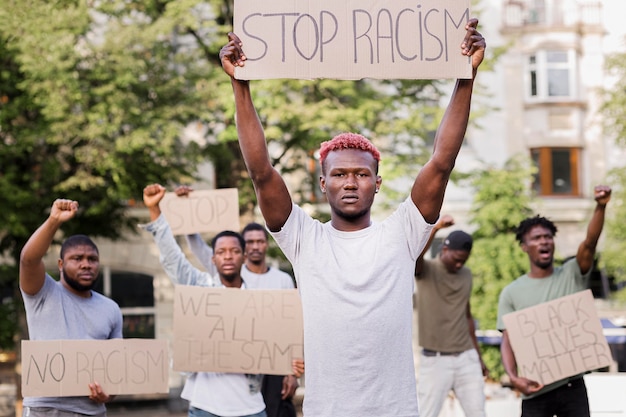 Gratis foto zwart protest tegen levende materie