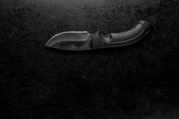 Zwart scherp mesje met zwart handvat