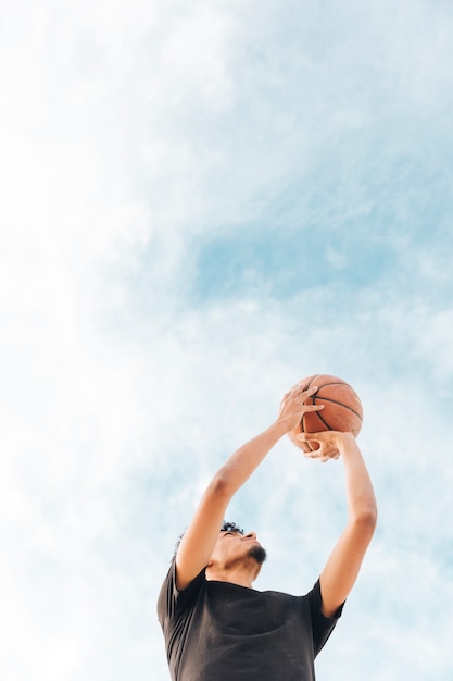 Zwart sportman die basketbal in beweging houdt