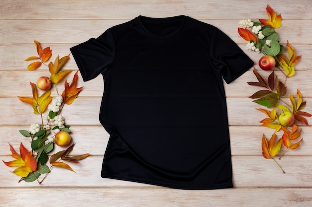 Zwart unisex katoenen t-shirtmodel met sneeuwbesrode en groene herfstbladeren