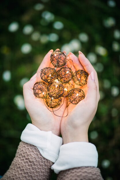 Zwart verlichte balversieringen op de handpalmen van de vrouw