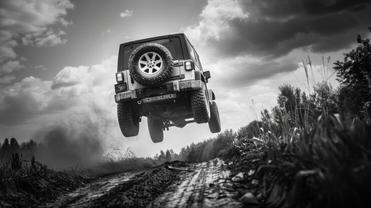 Gratis Foto zwart-wit beeld van een off-roadvoertuig dat op ruig terrein wordt gereden