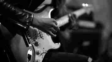 Gratis foto zwart-wit beeld van een persoon die elektrische gitaar speelt
