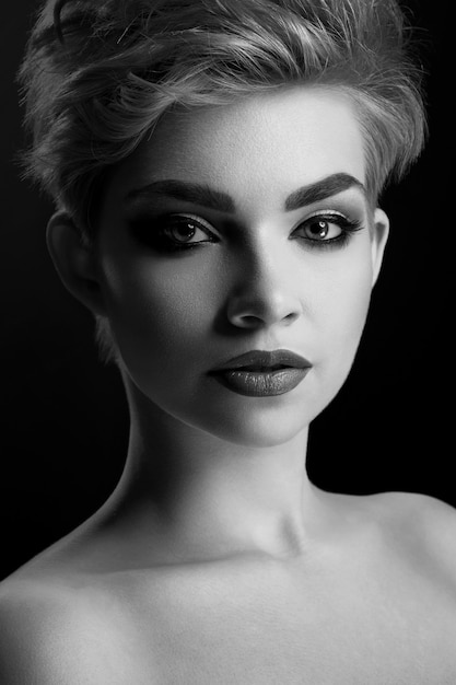 Zwart-wit close up van een mooie vrouw met professionele make-up