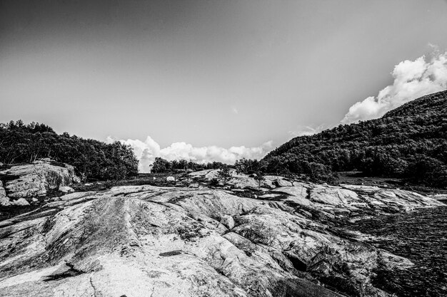 Zwart-wit dramatische landschappen met rotsen