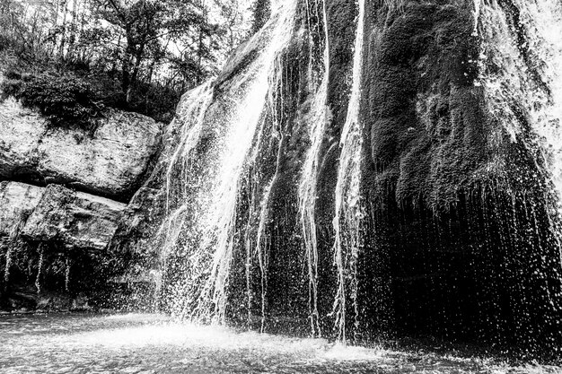 Zwart-wit dramatische landschappen met waterval