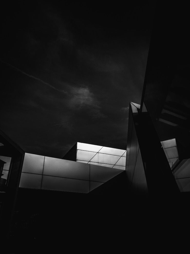 Zwart-wit foto van modern gebouw