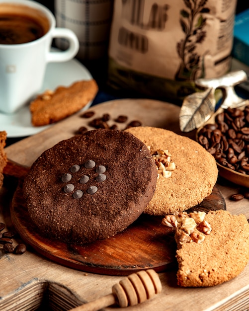 Zwart-wit koekje met koffie