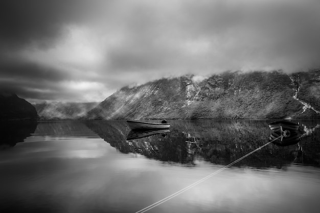 Gratis foto zwart-wit landschap met prachtig meer