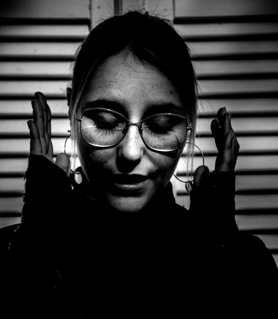 Zwart-wit portret van een vrouw met een bril