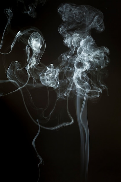 Zwarte achtergrond met rook drijvende