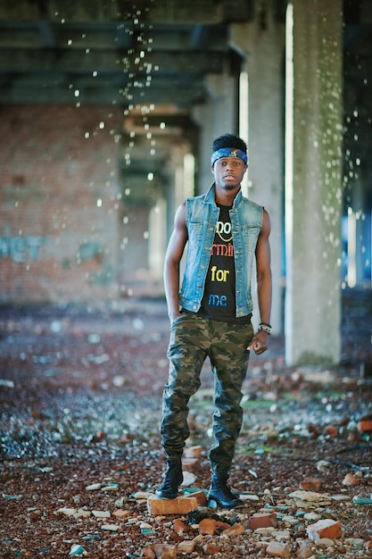 Gratis foto zwarte afro-amerikaanse man gangsta rap zanger