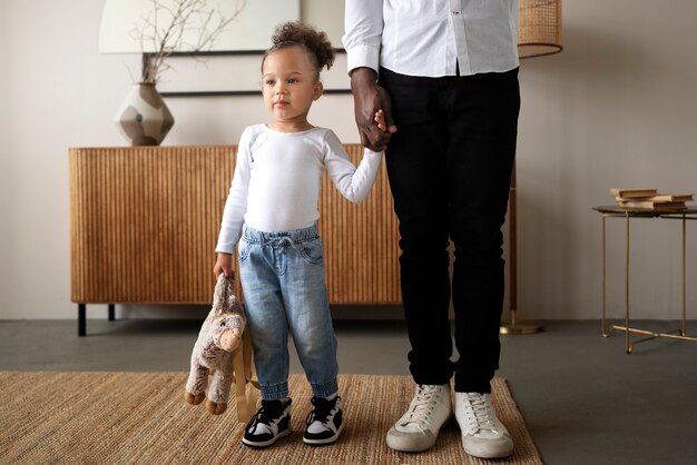 Zwarte baby die tijd doorbrengt met haar vader