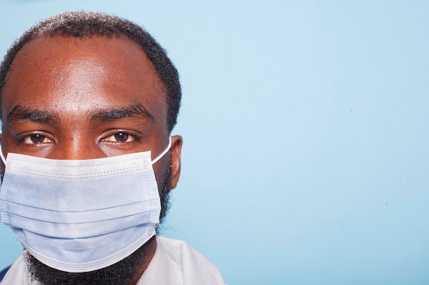 Zwarte dokter met een chirurgisch gezichtsmasker.