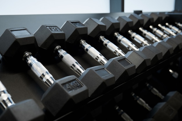 Zwarte dumbbells met verschillend gewicht