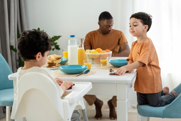 Zwarte en gelukkige familie klaar voor het ontbijt