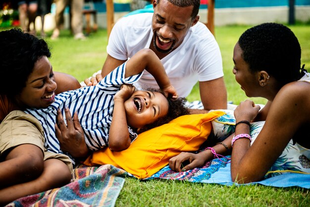 Zwarte familie die van de zomer samen bij binnenplaats genieten