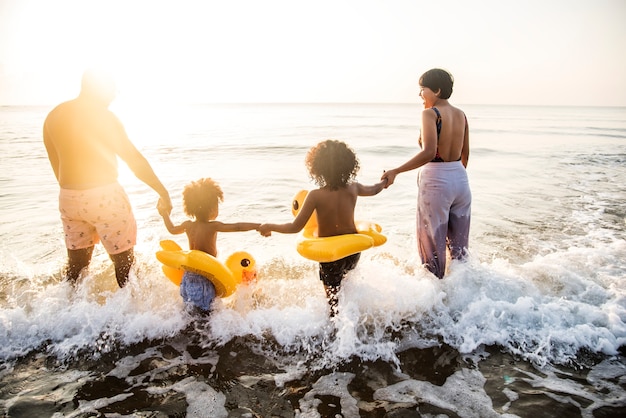 Zwarte familie plezier op het strand