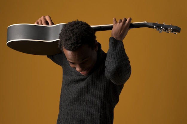 Zwarte jongen die de gitaar speelt