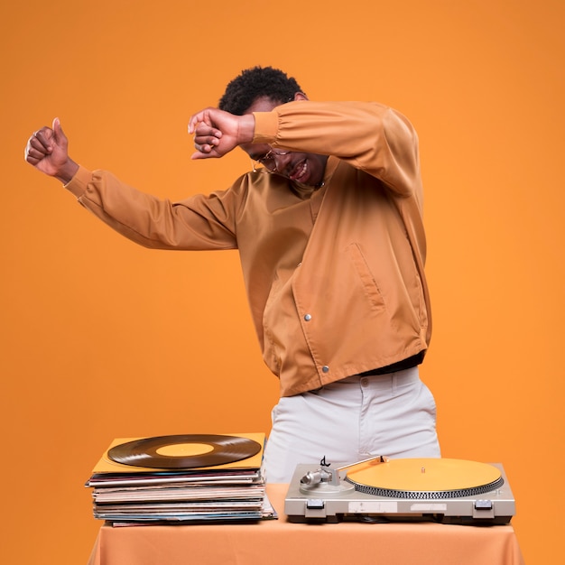 Gratis foto zwarte jongen poseren met vinyls